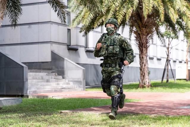 대만의 한 군인이 몸에 외골격 장비를 장착한 채 이동하고 있다. 대만 국방부 홈페이지