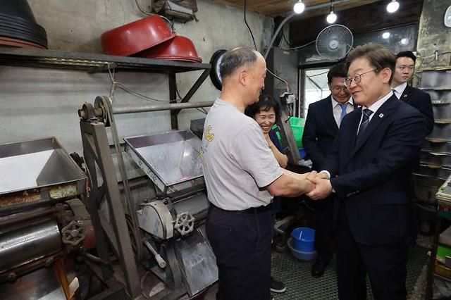 이재명 대통령이 13일 농촌기본소득 실시 지역인 경기 연천군 청산면의 한 방앗간을 찾아 대표와 대화하고 있다. 연합뉴스