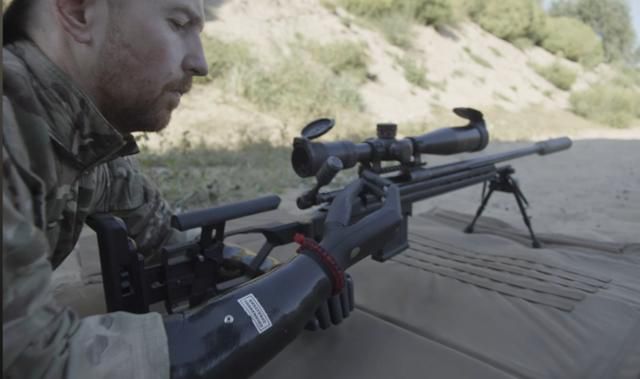 우크라이나 스타트업 에스퍼 바이오닉스가 개발한 생체공학 의수 ‘에스퍼 핸드’를 낀 군인이 저격총을 장전하고 있다. 에스퍼 바이오닉스 홈페이지