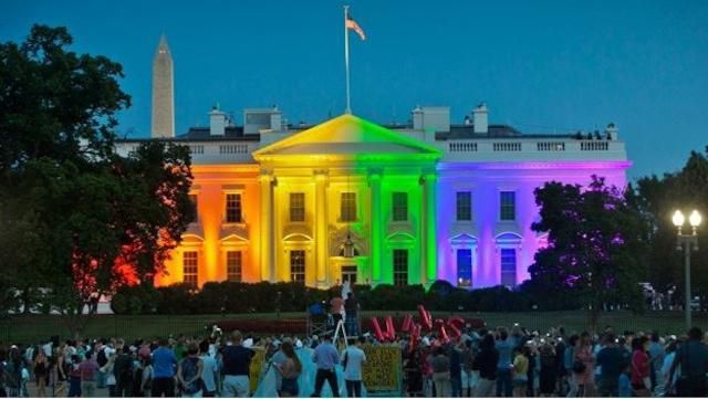 2015년 6월 26일 미국 연방대법원의 '동성 결혼 합법화' 결정이 나온 직후, 워싱턴 백악관 건물이 동성애를 상징하는 ‘무지갯빛’ 조명으로 장식돼 있다. 워싱턴=AP 연합뉴스