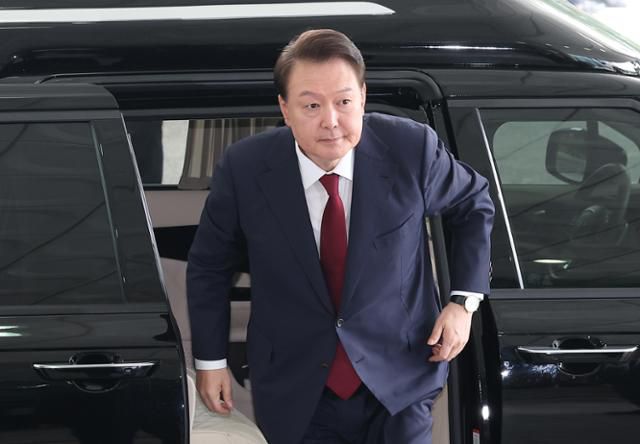 윤석열 전 대통령이 28일 피의자 신분으로 내란특검 조사를 받기 위해 서울 서초구 서울고검 청사로 출석하고 있다. 연합뉴스
