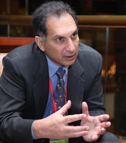 책 '중산층 연대기'의 저자 호미 카라스 브루킹스 연구소 선임연구원. 저자는 세계은행 보고서에서 '중진국 함정 이론(저소득 국가가 중간소득 국가까지 올라가는 데는 성공하지만, 이후 고소득 국가 진입에 실패하는 현상과 구조적 원인을 설명한 이론)'을 처음으로 정립한 중산층 연구의 권위자다. 연합뉴스