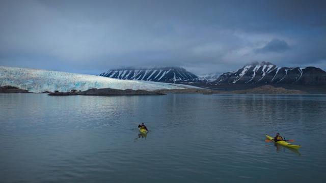 이완 맥그리거와 찰리 부어먼은 모터바이크를 타고 만난 자연에 종종 압도된다. 애플TV플러스 제공