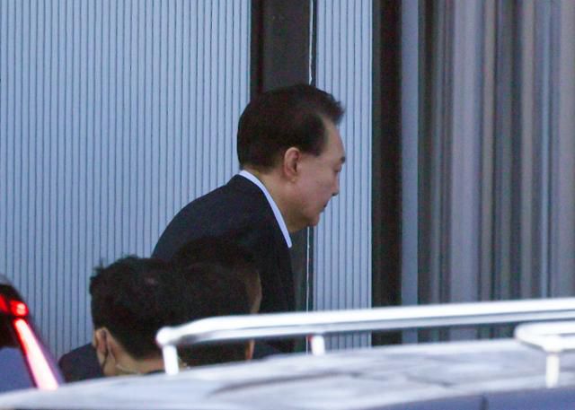 윤석열 대통령이 1월 15일 내란 혐의로 체포된 뒤 경기 과천시 고위공직자범죄수사처 후문으로 들어서고 있다. 왕태석 선임기자