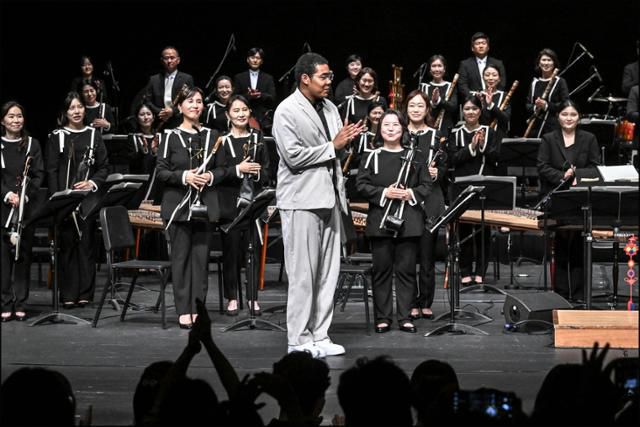 26일 세종문화회관 M씨어터에서 펼쳐진 서울시국악관현악단 '장단의 재발견' 공연이 끝난 후 작곡가 이하느리가 무대에 올라 연주자들에게 감사 인사를 하고 있다. 세종문화회관 제공