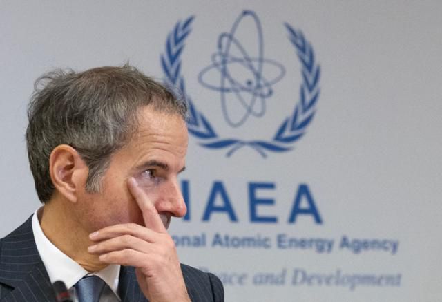 라파엘 그로시 국제원자력기구(IAEA) 사무총장이 23일 오스트리아 빈에서 열린 회의에 참석해 취재진 질문을 듣고 있다. 빈=AFP 연합뉴스