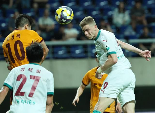 대전 구텍이 지난 22일 광주월드컵경기장에서 열린 광주FC와 K리그1 2025 20라운드에서 헤더를 하고 있다. 이날 대전과 광주는 2-2 무승부를 기록했다. 광주=연합뉴스