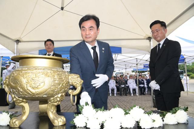29일 경기 평택시 해군제2함대사령부에서 거행된 제2연평해전 승전 23주년 기념행사에 참석한 안규백 더불어민주당 의원(국방부장관 후보자)이 제2연평해전 전승비에서 헌화를 하고 있다. 해군 제공