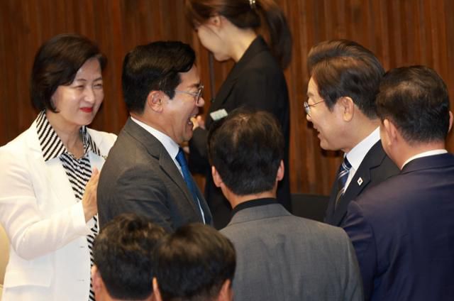 이재명 대통령이 26일 국회 본회의장에서 취임 후 첫 추가경정예산(추경) 시정연설에 앞서 박찬대 의원과 인사를 하고 있다. 왕태석 선임기자