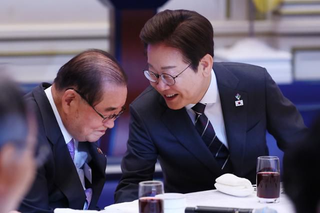 이재명 대통령이 27일 청와대 영빈관에서 열린 '호국보훈의 달, 대통령의 초대'에서 이종찬 광복회장과 대화하고 있다. 왕태석 선임기자