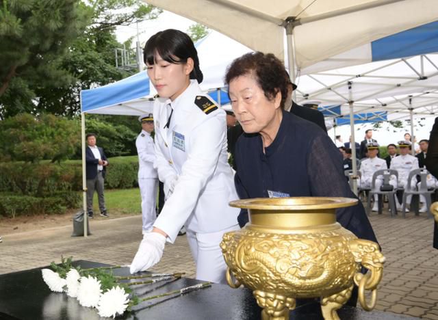 29일 경기 평택시 해군제2함대사령부에서 거행된 제2연평해전 승전 23주년 기념행사에서 고(故) 조천형 상사의 딸인 조시은(왼쪽) 소위와 모친 임헌순 여사가 제2연평해전 전승비에서 헌화하고 있다. 해군 제공