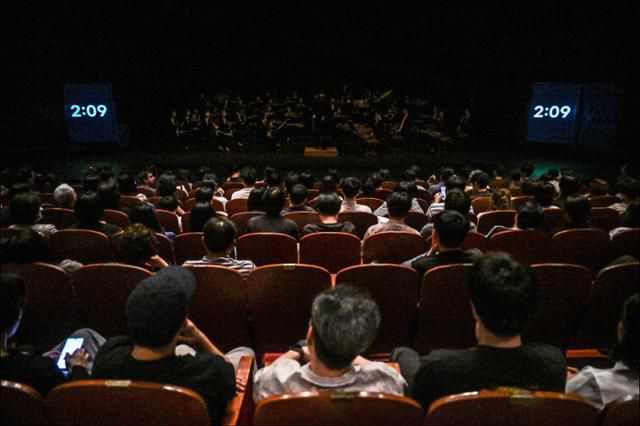 26일 세종문화회관 M씨어터에서 연주된 이하느리 작품 '언셀렉티드 앰비언트 루프스 25-25'의 4악장 인터미션은 연주 없이 4분의 시간이 카운트된다. 세종문화회관 제공