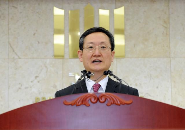 2011년 1월 봉욱 당시 서부지검 차장검사가 서울 마포구 서부지검 회의실에서 한화그룹 비자금 의혹사건 등과 관련해 수사결과를 브리핑하고 있다. 한국일보 자료사진