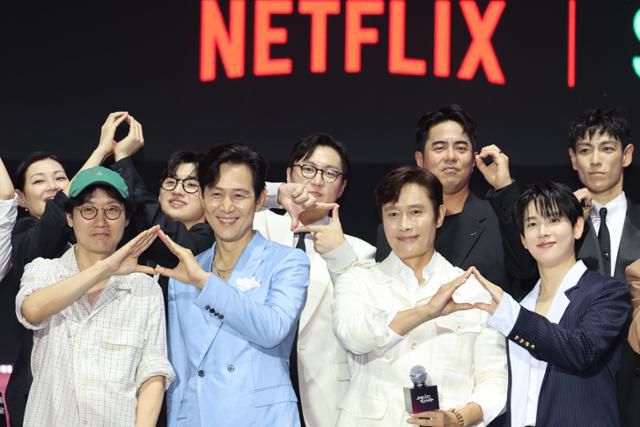 28일 서울 중구 서울광장에서 열린 '오징어 게임' 시즌3 팬 이벤트에 참석한 황동혁(앞줄 왼쪽부터) 감독, 배우 이정재, 이병헌, 임시완과 시즌 1~3에 출연한 배우들. 뉴시스