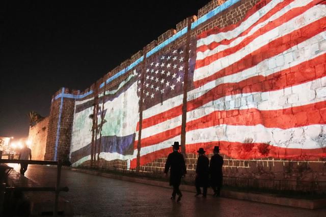 22일 이스라엘 예루살렘 구시가 성벽에 이스라엘 국기와 미국 국기(성조기)의 이미지가 투사되고 있다. 예루살렘=AP 뉴시스