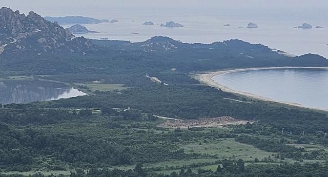 지난해 10월 북한군이 동해선 자동차도로를 폭파한 뒤 흙으로 언덕을 쌓아놓은 모습. 고성=김형준 기자