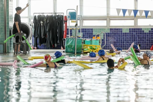 30일 서울 서초구 방배열린문화센터에서 시민들이 아쿠아로빅 강습을 받고 있다. 뉴스1
