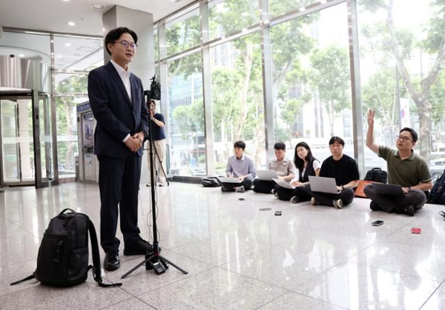 김정관 산업통상자원부 장관 후보자가 30일 오전 서울 강남구 한국기술센터에 마련된 인사청문회 준비 사무실에 출근하며 취재진 질문에 답변하고 있다. 뉴시스