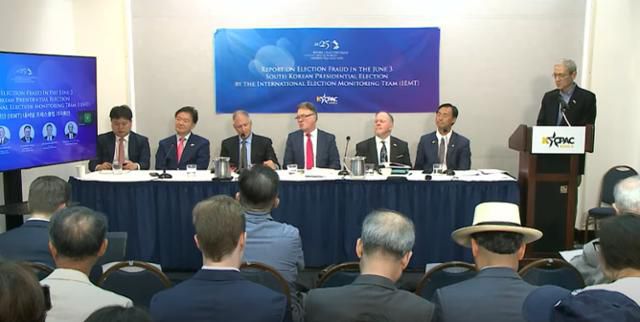 모스 탄(오른쪽 두 번째) 미국 리버티대 교수가 포함된 국제선거감시단이 26일 미 워싱턴 내셔널프레스빌딩에서 ‘한국 6·3 대선 선거 사기 보고’ 기자회견을 하고 있다. 맨 오른쪽에 서 있는 진행자가 도널드 트럼프 미국 대통령이 공식 석상에서 신뢰를 표시한 중국계 극우 논객 고든 창. 한국보수주의연합(KCPAC) 유튜브 영상 화면 캡처