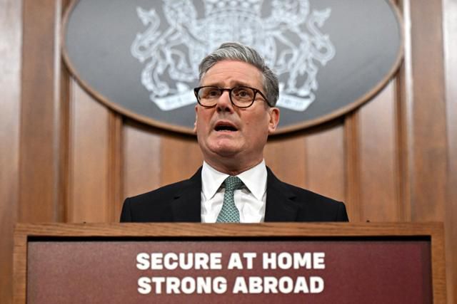 키어 스타머 영국 총리가 지난달 25일 런던 총리 관저에서 국방비 인상 및 대외원조 삭감 계획을 발표하고 있다. 런던=로이터 연합뉴스