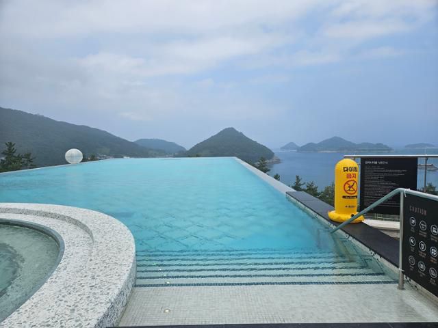 솔비치 남해 인피니티 풀. 남해=박준석 기자