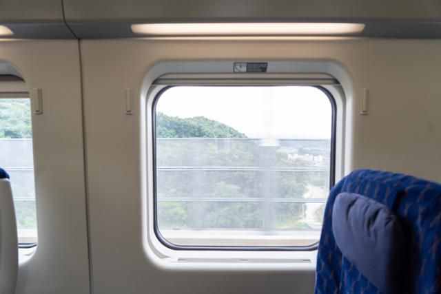 2세대 KTX-이음의 창이 승객 좌석 열별로 나 있다. 현대로템 제공
