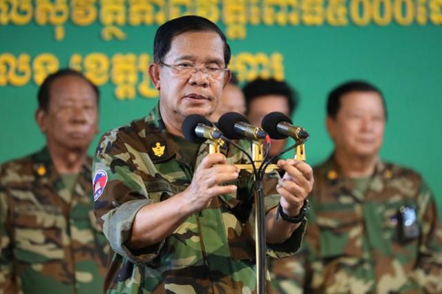 훈센 전 캄보디아 총리가 지난 26일 캄보디아와 태국 국경 인근 영유권 분쟁 지역인 프레아 비헤아르를 찾아 연설하고 있다. 프레아 비헤아르=캄보디아국영통신·AP 연합뉴스