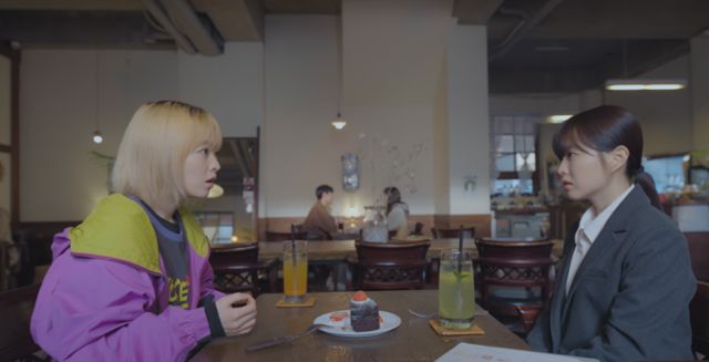 '미지의 서울'에서 쌍둥이 자매 미래와 미지가 마주보며 대화하는 모습. tvN 캡처