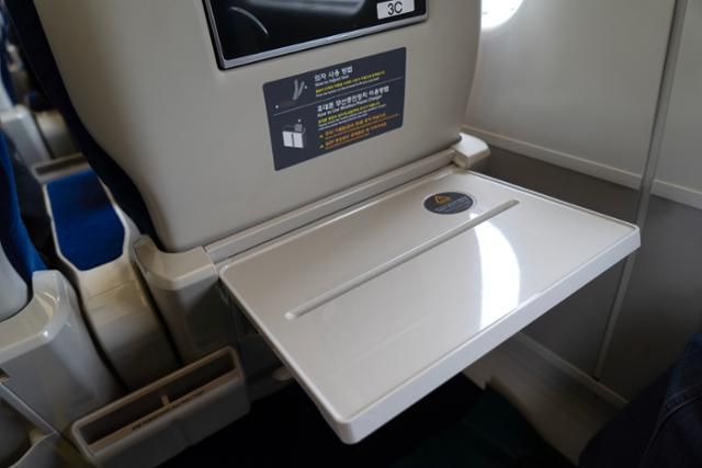 2세대 KTX-이음 좌석 앞 탁자가 스마트기기를 꽂을 수 있도록 가로로 움푹 패인 공간이 있다. 주머니형 무선 스마트폰 충전기도 설치돼 있다. 현대로템 제공