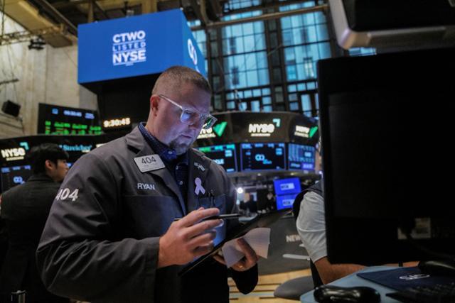 지난 27일 미국 뉴욕증권거래소(NYSE)에서 한 트레이더가 거래에 임하고 있다. 뉴욕=로이터 연합뉴스
