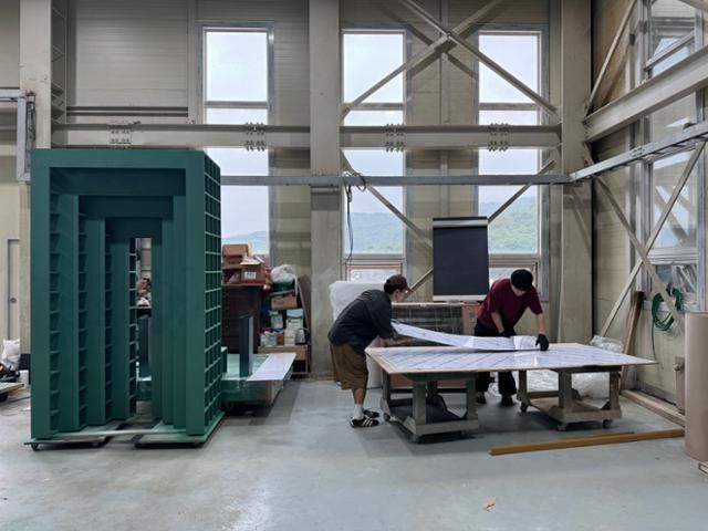 아워레이보 그룹 작가들이 '영제교' 동심원 설치물을 제작하는 모습. 국가유산진흥원 제공