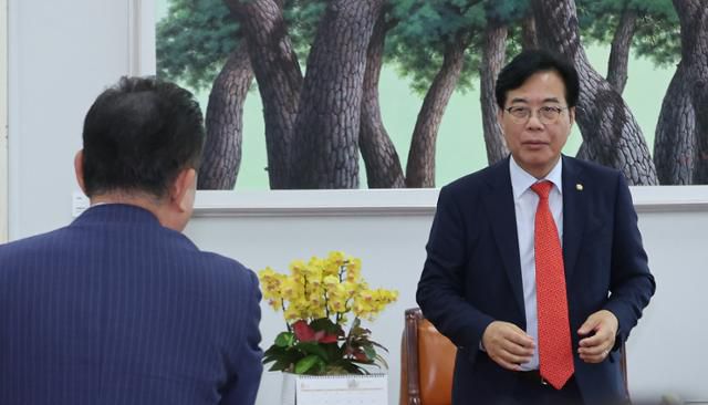 송언석 국민의힘 비상대책위원장 겸 원내대표(오른쪽)가 1일 서울 여의도 국회 운영위원장실에서 김병기 더불어민주당 대표 직무대행 겸 원내대표와 비공개 회동하고 있다. 뉴스1