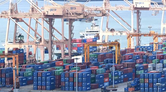 30일 경기 평택시 포승읍 평택항에 컨테이너가 쌓여 있는 모습. 뉴시스