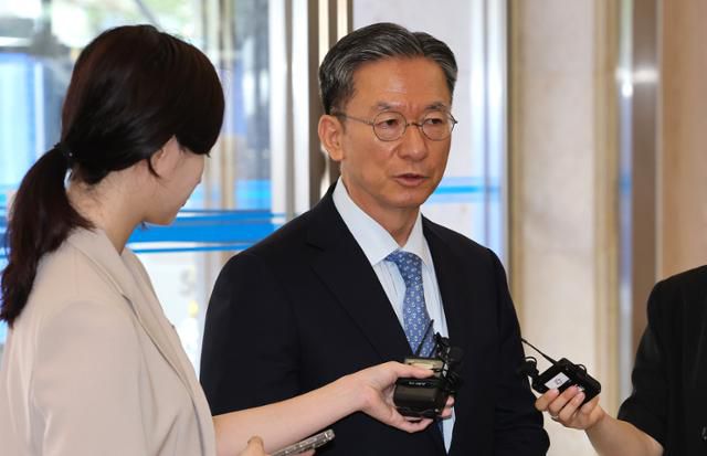 정성호(오른쪽) 법무부 장관 후보자가 1일 서울 종로구 적선현대빌딩에 마련된 인사청문회 준비 사무실로 출근하며 취재진의 질문에 답하고 있다. 뉴스1