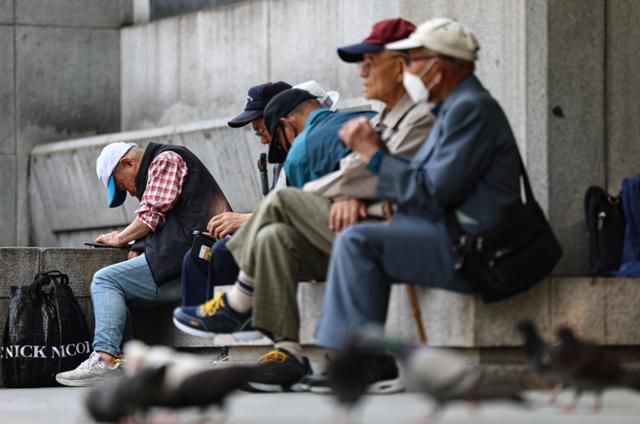 지난달 27일 서울 종로구 탑골공원에서 어르신들이 휴식을 취하고 있다. 뉴스1