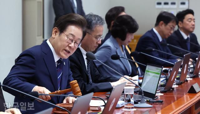 이재명 대통령이 1일 대통령실 청사에서 열린 국무회의에서 의사봉을 두드리며 개회 선언을 하고 있다. 왕태석 선임기자