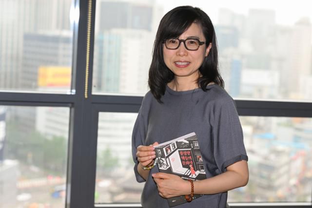 고영란 일본 니혼대 교수가 지난달 25일 서울 중구 한국일보에서 책 '불량한 책들의 문화사'를 들고 사진 촬영을 하고 있다. 남동균 인턴기자