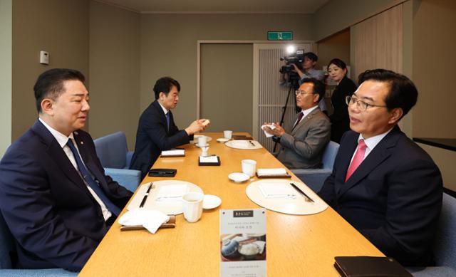 더불어민주당과 국민의힘 원내지도부가 지난달 26일 서울 여의도의 한 식당에서 원구성 협상 관련 오찬 회동을 하고 있다. 뉴스1