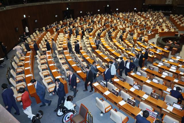 국민의힘 의원들이 지난달 27일 오후 서울 여의도 국회에서 현재 공석인 상임위원장 선출을 위한 본회의 개의를 앞두고 본회의장을 나가고 있다. 뉴스1