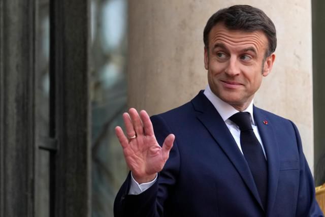 에마뉘엘 마크롱 프랑스 대통령이 지난해 2월 엘리제궁에서 기자들에게 손 인사를 하고 있다. 파리=AP 연합뉴스