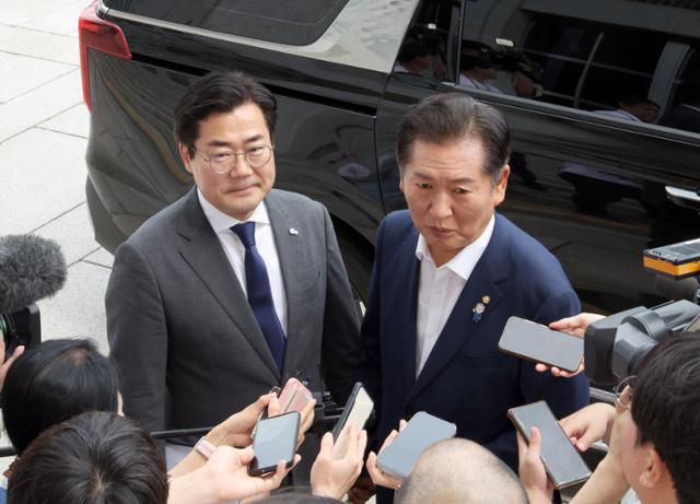 더불어민주당 당대표 선거에 출마한 정청래(오른쪽), 박찬대 의원이 2일 서울 여의도 국회에서 열린 검찰개혁 토론회를 마치고 취재진 질문에 답하고 있다. 뉴시스