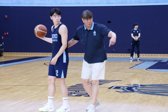 손창환 감독이 훈련을 지휘하고 있다. 소노 제공