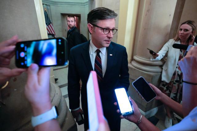 미국 공화당 소속 마이크 존슨(루이지애나·가운데) 하원의장이 1일 미 워싱턴 국회의사당에서 하원 규칙위원회에 참석한 뒤 자기 사무실로 돌아가는 길에 취재진과 만나고 있다. 이날 상원을 통과한 공화당의 감세 법안(‘하나의 크고 아름다운 법안’)은 하원의 재의결을 앞두고 있다. 워싱턴=AFP 연합뉴스