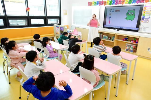 지난해 2월부터 지역 내 초등생에게 방과후 어학 프로그램 등을 제공하는 화천커뮤니티센터가 좋은 평가를 받자, 성공사례를 살펴보기 위한 국내외 발길이 이어지고 있다. 화천군 제공