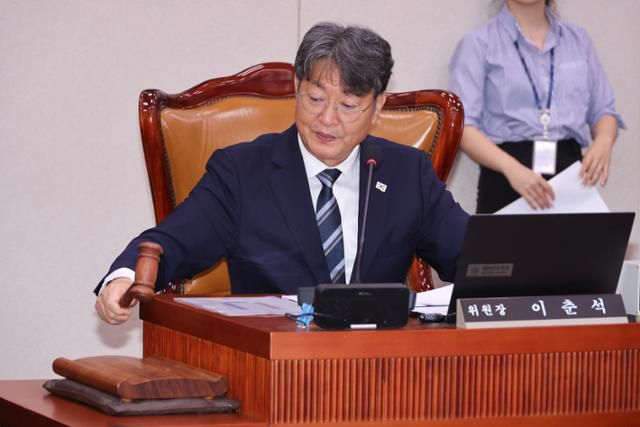 이춘석 국회 법제사법위원회 위원장이 1일 서울 여의도 국회에서 열린 법사위 전체회의에서 의사봉을 두드리고 있다. 이날 더불어민주당은 법사위에 상법 개정안을 상정했다. 뉴스1