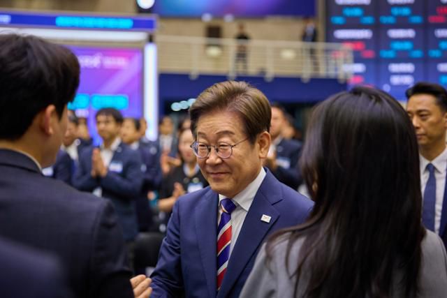 이재명 대통령이 지난달 11일 서울 영등포구 한국거래소에서 열린 주식시장 불공정거래 근절을 위한 현장 간담회에서 참석자와 악수하고 있다. 사진=이재명 대통령 SNS
