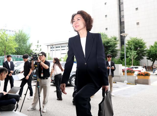 이진숙 사회부총리 겸 교육부 장관 후보자가 지난달 30일 오전 서울 여의도 한국교육시설안전원에 마련된 인사청문회 준비 사무실로 출근하고 있다. 뉴시스