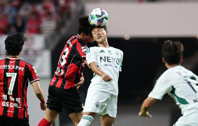전북 이승우(오른쪽 두 번째))가 2일 서울월드컵경기장에서 열린 FC서울과의 2025 하나은행 코리아컵 8강에서 공중볼 경합을 벌이고 있다. 뉴스1