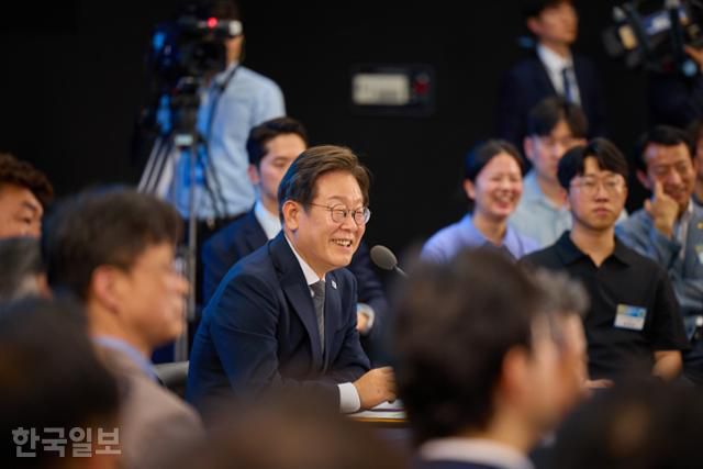 이재명 대통령이 25일 광주 국립아시아문화전당에서 광주시민·전남도민과 타운홀미팅을 하고 있다. 대통령실 제공
