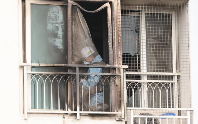 어린이 2명이 숨진 부산 기장군의 한 아파트 6층 화재 현장에서 3일 경찰, 소방, 국립과학수사연구원 등이 합동 감식을 벌이고 있다. 연합뉴스